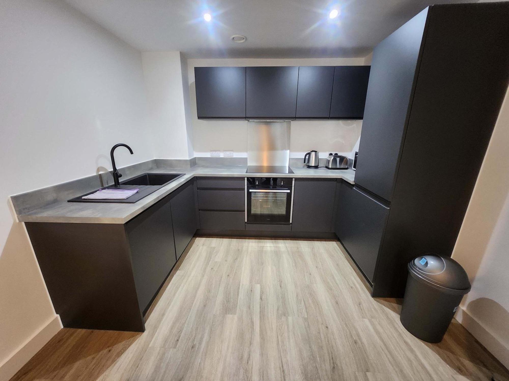 Modern & Bright 2 Bedroom In Apartment *